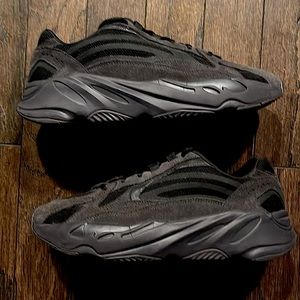 Yeezy Boost 700v2 Vanta (black) - Size 10.5M